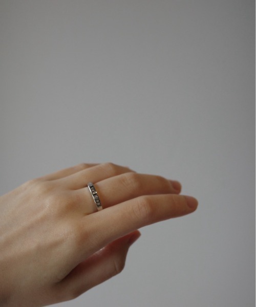 MM6 Maison Margiela(エムエムシックス メゾン マルジェラ)の「MM6 Minimal logo 3mm ring(リング・レディース・シルバー・7/6/5)」の3枚目の写真