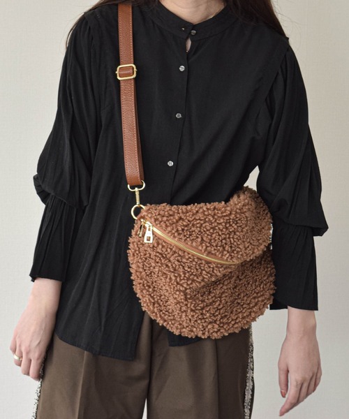 andrea cardone(アンドレアカルドネ)の「【ANDREA CARDONE】ボア ショルダーバッグ(Q66360)(ショルダーバッグ・レディース・ライトブラウン/アイボリー/グレー・ALL)」の1枚目の写真