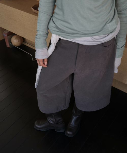 LYNTE(リンテ)の「Cutline バミューダパンツ(ダークグレー)(その他パンツ・レディース・その他・SMALL/MEDIUM)」の2枚目の写真