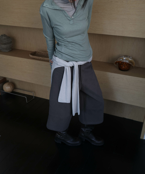 LYNTE(リンテ)の「Cutline バミューダパンツ(ダークグレー)(その他パンツ・レディース・その他・SMALL/MEDIUM)」の3枚目の写真