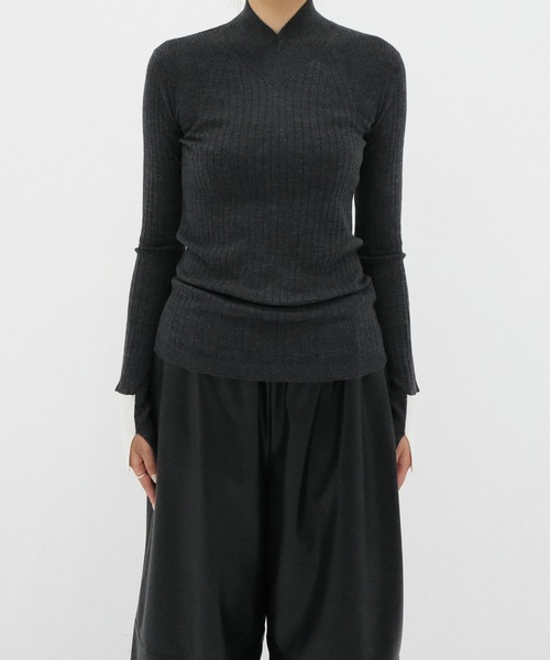 CINOH(チノ)の「【CINOH/チノ】15.5 MICRON WOOL SOFT V-NECK KNIT/ウールソフトVネックニット(ニット/セーター・レディース・ピンク/ベージュ/ダークグレー/ブラック・38)」の12枚目の写真