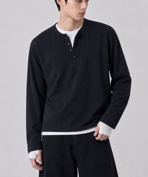 UNDEROFF（アンダーオフ）の「クロップドヘンリーネックロングスリーブTシャツ ネイビー（Tシャツ/カットソー・レディース・ネイビー・LARGE/X-LARGE/MEDIUM）」の2枚目の写真