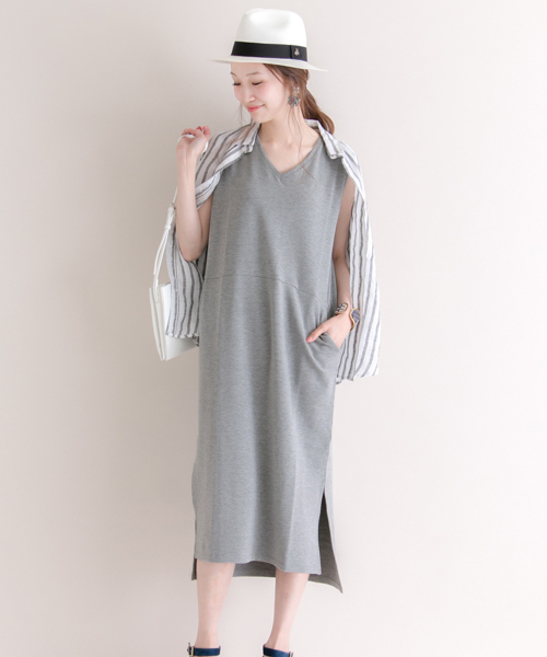 URBAN RESEARCH(アーバンリサーチ)の「UR TRベア裏毛Vネックワンピース(ワンピース・レディース・グレー/ベージュ/ネイビー・FREE)」の2枚目の写真