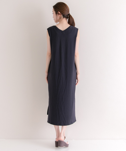 URBAN RESEARCH(アーバンリサーチ)の「UR TRベア裏毛Vネックワンピース(ワンピース・レディース・グレー/ベージュ/ネイビー・FREE)」の10枚目の写真