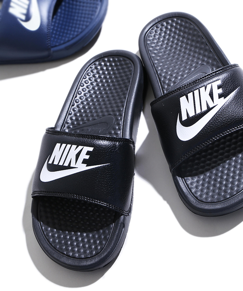 NIKE（ナイキ）の「WEGO/NIKE ベナッシ JDI（サンダル・レディース・ネイビー/ブラック/ブラック系その他・X-SMALL/SMALL）」の2枚目の写真