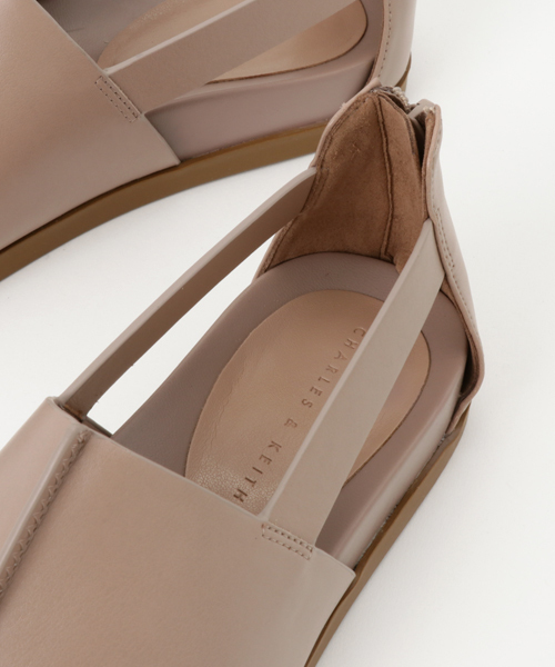 CHARLES & KEITH（チャールズ & キース）の「オープントゥーカットアウトサンダル / OPEN-TOE CUT-OUT SANDALS（サンダル・レディース・ブラック/アイボリー/オフホワイト・23cm/24cm/23.5cm/24.5cm/22.5cm）」の9枚目の写真