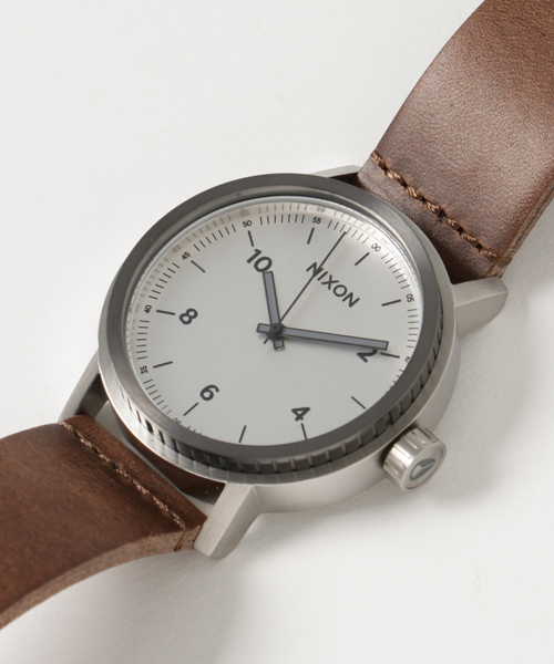 NIXON（ニクソン）の「STARK LEATHER NA11942092-00 SILVER/SADDLE（アナログ腕時計・メンズ・ブラウン・FREE）」の6枚目の写真