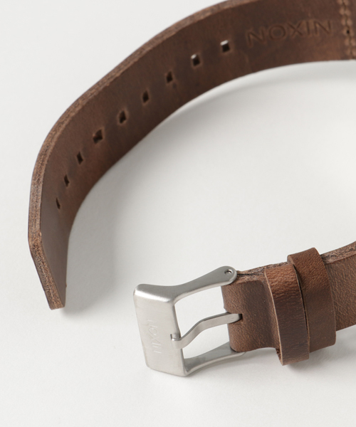 NIXON（ニクソン）の「STARK LEATHER NA11942092-00 SILVER/SADDLE（アナログ腕時計・メンズ・ブラウン・FREE）」の2枚目の写真