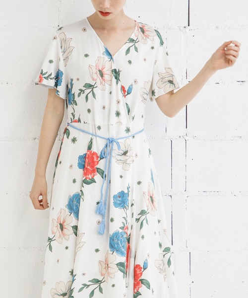 Emma Taylor（エマテイラー）の「2WAYオリジナル花柄ワンピース（ガウンワンピース）（ワンピース・レディース・ホワイト系その他/ブラック系その他・FREE）」の4枚目の写真