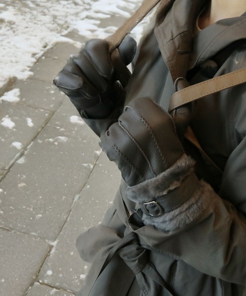 sankyo shokai（サンキョウショウカイ）の「ムートンファー手袋（手袋・レディース・グレイッシュベージュ/キャメル/ブルー/ブラック/モカ/ワイン/ライトベージュ/ウッド/ライラック/ピンク/ブラウン/グレー・FREE）」の3枚目の写真