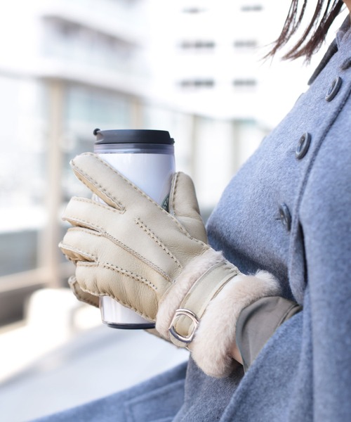 sankyo shokai（サンキョウショウカイ）の「ムートンファー手袋（手袋・レディース・グレイッシュベージュ/キャメル/ブルー/ブラック/モカ/ワイン/ライトベージュ/ウッド/ライラック/ピンク/ブラウン/グレー・FREE）」の19枚目の写真