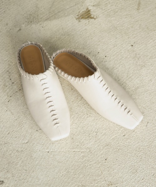 LOWRYS FARM（ローリーズファーム）の「カガリミュール　864930（その他シューズ・レディース・ブラック/アイボリー・MEDIUM/LARGE）」の2枚目の写真