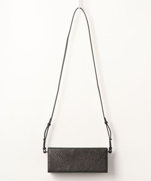 CHARLES & KEITH（チャールズ & キース）の「ロングボクシー クロスボディバッグ / Long Boxy Crossbody Bag（ショルダーバッグ・レディース・ホワイト/ブラック・M）」の4枚目の写真