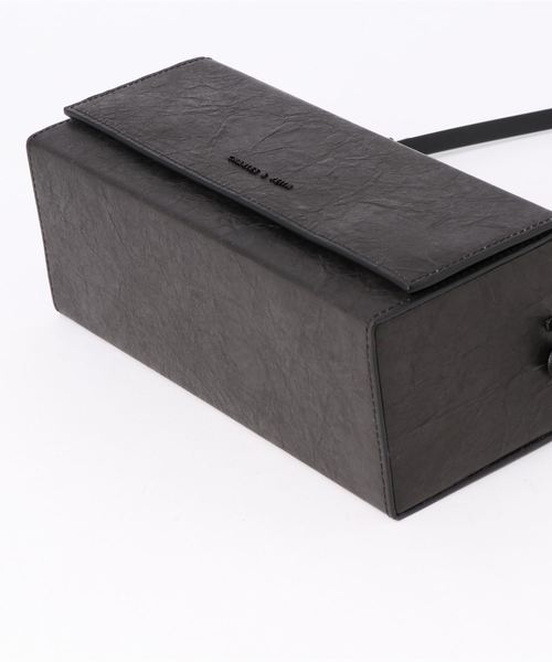 CHARLES & KEITH（チャールズ & キース）の「ロングボクシー クロスボディバッグ / Long Boxy Crossbody Bag（ショルダーバッグ・レディース・ホワイト/ブラック・M）」の3枚目の写真