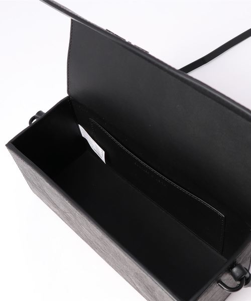 CHARLES & KEITH（チャールズ & キース）の「ロングボクシー クロスボディバッグ / Long Boxy Crossbody Bag（ショルダーバッグ・レディース・ホワイト/ブラック・M）」の5枚目の写真