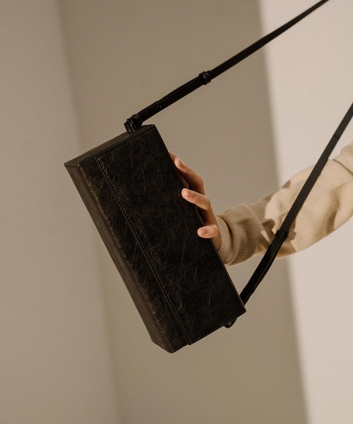 CHARLES & KEITH（チャールズ & キース）の「ロングボクシー クロスボディバッグ / Long Boxy Crossbody Bag（ショルダーバッグ・レディース・ホワイト/ブラック・M）」の13枚目の写真