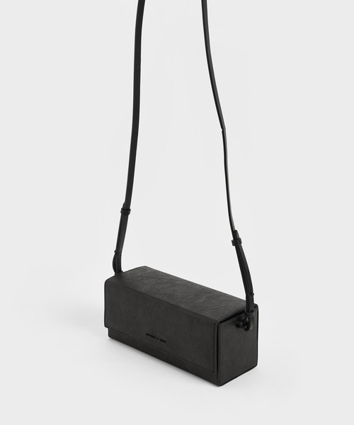 CHARLES & KEITH（チャールズ & キース）の「ロングボクシー クロスボディバッグ / Long Boxy Crossbody Bag（ショルダーバッグ・レディース・ホワイト/ブラック・M）」の14枚目の写真