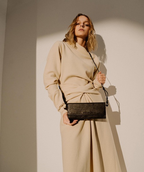 CHARLES & KEITH（チャールズ & キース）の「ロングボクシー クロスボディバッグ / Long Boxy Crossbody Bag（ショルダーバッグ・レディース・ホワイト/ブラック・M）」の15枚目の写真