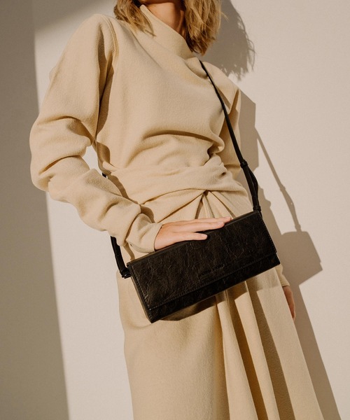 CHARLES & KEITH（チャールズ & キース）の「ロングボクシー クロスボディバッグ / Long Boxy Crossbody Bag（ショルダーバッグ・レディース・ホワイト/ブラック・M）」の17枚目の写真