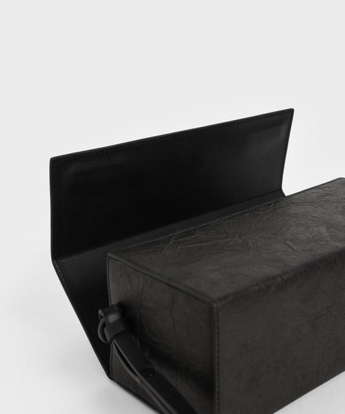 CHARLES & KEITH（チャールズ & キース）の「ロングボクシー クロスボディバッグ / Long Boxy Crossbody Bag（ショルダーバッグ・レディース・ホワイト/ブラック・M）」の18枚目の写真