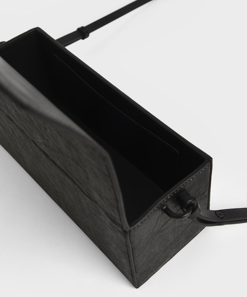 CHARLES & KEITH（チャールズ & キース）の「ロングボクシー クロスボディバッグ / Long Boxy Crossbody Bag（ショルダーバッグ・レディース・ホワイト/ブラック・M）」の19枚目の写真