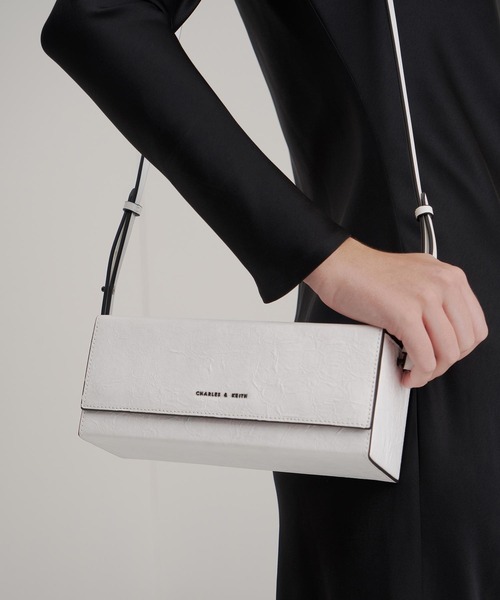 CHARLES & KEITH（チャールズ & キース）の「ロングボクシー クロスボディバッグ / Long Boxy Crossbody Bag（ショルダーバッグ・レディース・ホワイト/ブラック・M）」の6枚目の写真