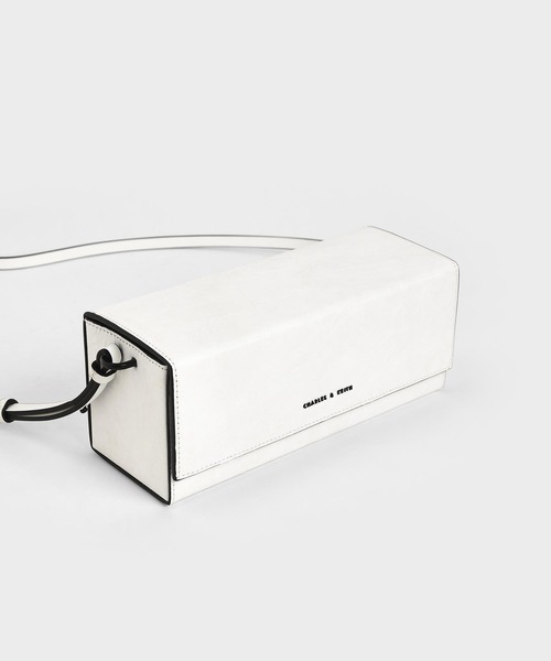 CHARLES & KEITH（チャールズ & キース）の「ロングボクシー クロスボディバッグ / Long Boxy Crossbody Bag（ショルダーバッグ・レディース・ホワイト/ブラック・M）」の7枚目の写真