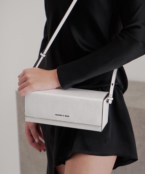 CHARLES & KEITH（チャールズ & キース）の「ロングボクシー クロスボディバッグ / Long Boxy Crossbody Bag（ショルダーバッグ・レディース・ホワイト/ブラック・M）」の8枚目の写真