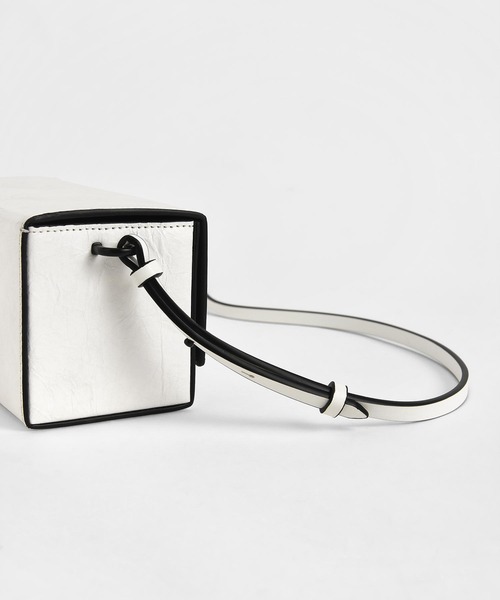 CHARLES & KEITH（チャールズ & キース）の「ロングボクシー クロスボディバッグ / Long Boxy Crossbody Bag（ショルダーバッグ・レディース・ホワイト/ブラック・M）」の9枚目の写真