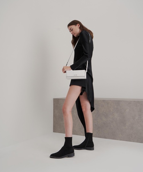 CHARLES & KEITH（チャールズ & キース）の「ロングボクシー クロスボディバッグ / Long Boxy Crossbody Bag（ショルダーバッグ・レディース・ホワイト/ブラック・M）」の10枚目の写真