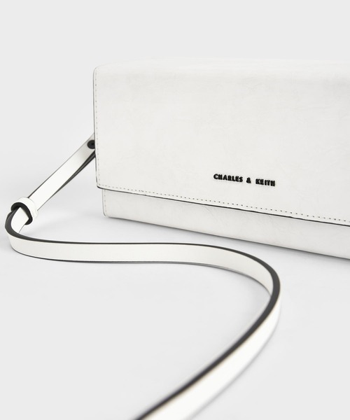 CHARLES & KEITH（チャールズ & キース）の「ロングボクシー クロスボディバッグ / Long Boxy Crossbody Bag（ショルダーバッグ・レディース・ホワイト/ブラック・M）」の11枚目の写真