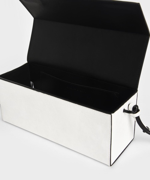 CHARLES & KEITH（チャールズ & キース）の「ロングボクシー クロスボディバッグ / Long Boxy Crossbody Bag（ショルダーバッグ・レディース・ホワイト/ブラック・M）」の12枚目の写真