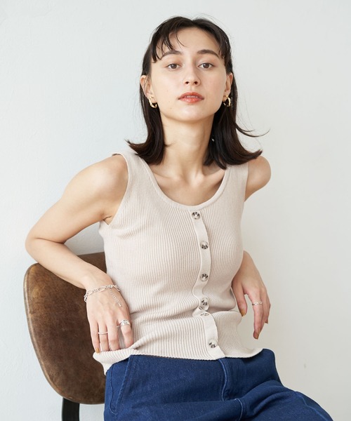 earth music&ecology（アースミュージックアンドエコロジー）の「フロントボタンリブニットタンク ＊（タンクトップ・レディース・ブラック/ブラウン/アイボリー/ベージュ・FREE）」の4枚目の写真