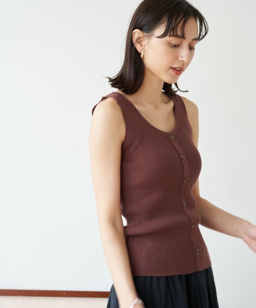 earth music&ecology（アースミュージックアンドエコロジー）の「フロントボタンリブニットタンク ＊（タンクトップ・レディース・ブラック/ブラウン/アイボリー/ベージュ・FREE）」の3枚目の写真