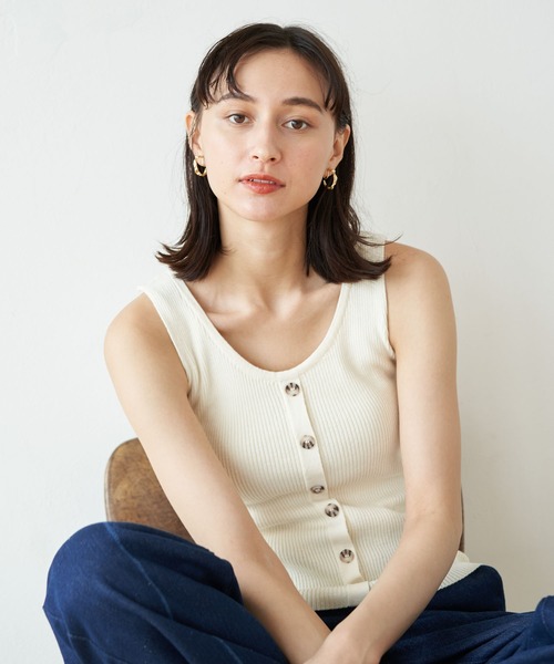 earth music&ecology（アースミュージックアンドエコロジー）の「フロントボタンリブニットタンク ＊（タンクトップ・レディース・ブラック/ブラウン/アイボリー/ベージュ・FREE）」の2枚目の写真