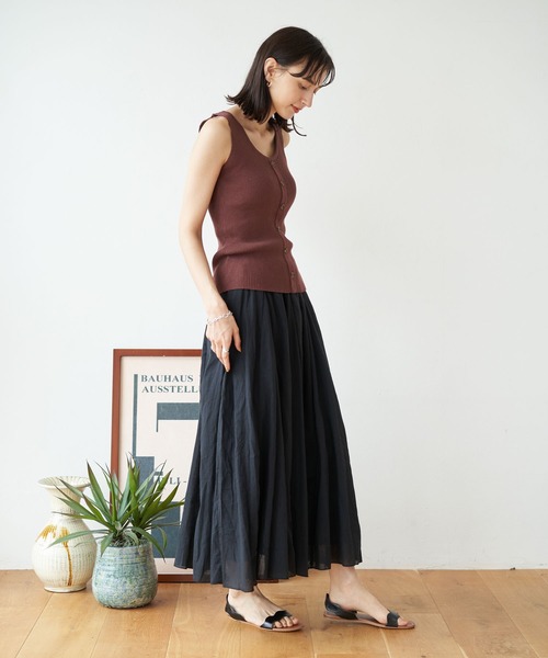 earth music&ecology（アースミュージックアンドエコロジー）の「フロントボタンリブニットタンク ＊（タンクトップ・レディース・ブラック/ブラウン/アイボリー/ベージュ・FREE）」の5枚目の写真