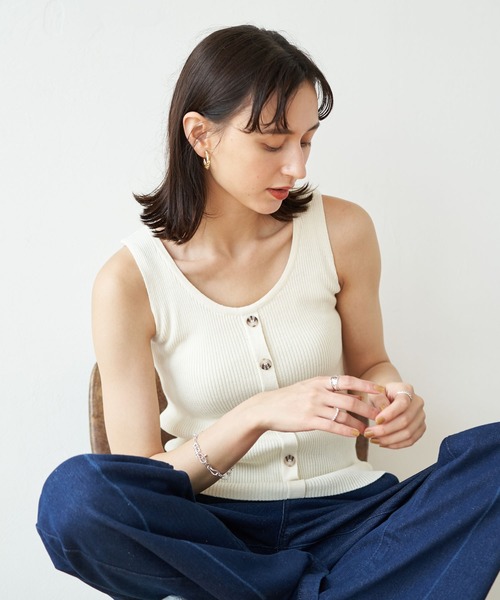 earth music&ecology（アースミュージックアンドエコロジー）の「フロントボタンリブニットタンク ＊（タンクトップ・レディース・ブラック/ブラウン/アイボリー/ベージュ・FREE）」の19枚目の写真