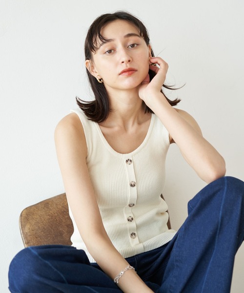 earth music&ecology（アースミュージックアンドエコロジー）の「フロントボタンリブニットタンク ＊（タンクトップ・レディース・ブラック/ブラウン/アイボリー/ベージュ・FREE）」の21枚目の写真