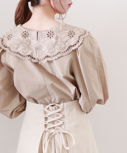 archives(アルシーヴ)の「コットンレースビックカラーブラウス(シャツ/ブラウス・レディース・ベージュ/ブラック/オフホワイト・MEDIUM)」の2枚目の写真