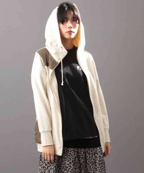 AVIREX(アヴィレックス)の「ステンシルコンビジップパーカー/ STENCIL COMBI ZIP PARKA(パーカー・レディース・ブラック/アイボリー・SMALL/MEDIUM)」の2枚目の写真
