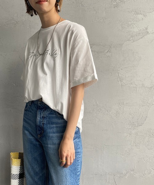 JEANS FACTORY （ジーンズファクトリー）の「[MAISON DE L'ALLURE/メゾンドゥラリュール] 発砲箔ロゴプリントTシャツ（Tシャツ/カットソー・レディース・オフホワイト/サックスブルー/モカ/チャコール・F）」の3枚目の写真