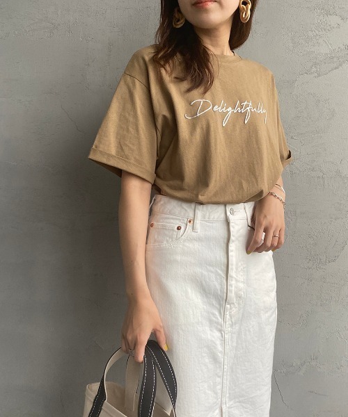 JEANS FACTORY （ジーンズファクトリー）の「[MAISON DE L'ALLURE/メゾンドゥラリュール] 発砲箔ロゴプリントTシャツ（Tシャツ/カットソー・レディース・オフホワイト/サックスブルー/モカ/チャコール・F）」の2枚目の写真