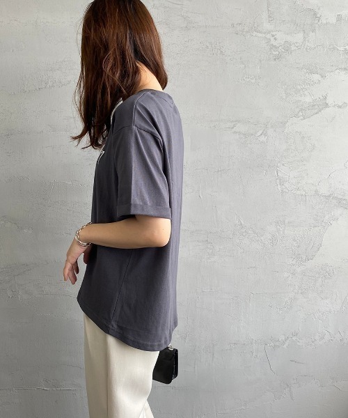 JEANS FACTORY （ジーンズファクトリー）の「[MAISON DE L'ALLURE/メゾンドゥラリュール] 発砲箔ロゴプリントTシャツ（Tシャツ/カットソー・レディース・オフホワイト/サックスブルー/モカ/チャコール・F）」の19枚目の写真