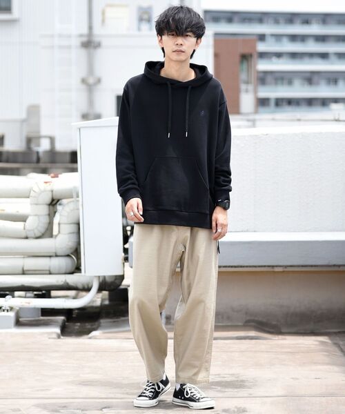 SHIPS（シップス）の「【WEB限定/SHIPS別注】GRAMICCI: ワイド テーパード バックサテン パンツ（その他パンツ・メンズ・ブラック/ベージュ/オリーブ・SMALL/MEDIUM/LARGE）」の5枚目の写真