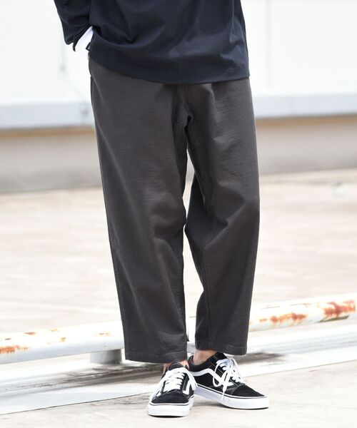 SHIPS（シップス）の「【WEB限定/SHIPS別注】GRAMICCI: ワイド テーパード バックサテン パンツ（その他パンツ・メンズ・ブラック/ベージュ/オリーブ・SMALL/MEDIUM/LARGE）」の8枚目の写真