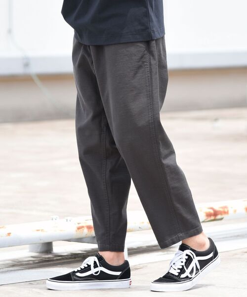 SHIPS（シップス）の「【WEB限定/SHIPS別注】GRAMICCI: ワイド テーパード バックサテン パンツ（その他パンツ・メンズ・ブラック/ベージュ/オリーブ・SMALL/MEDIUM/LARGE）」の9枚目の写真