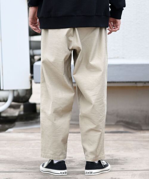 SHIPS（シップス）の「【WEB限定/SHIPS別注】GRAMICCI: ワイド テーパード バックサテン パンツ（その他パンツ・メンズ・ブラック/ベージュ/オリーブ・SMALL/MEDIUM/LARGE）」の13枚目の写真