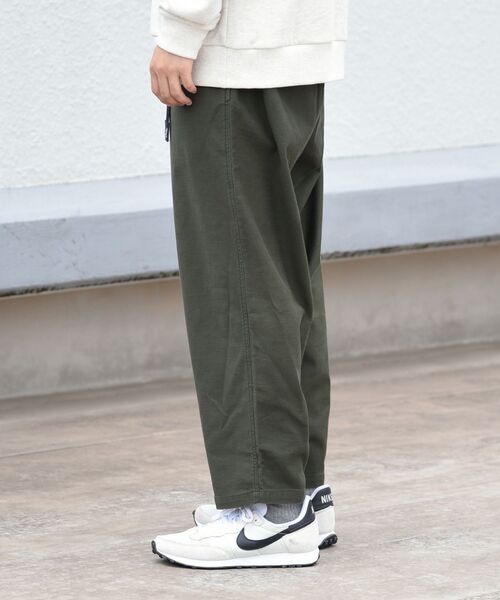 SHIPS（シップス）の「【WEB限定/SHIPS別注】GRAMICCI: ワイド テーパード バックサテン パンツ（その他パンツ・メンズ・ブラック/ベージュ/オリーブ・SMALL/MEDIUM/LARGE）」の16枚目の写真