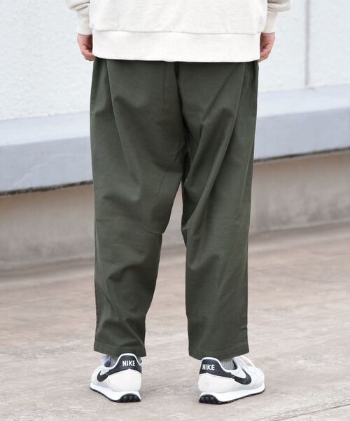 SHIPS（シップス）の「【WEB限定/SHIPS別注】GRAMICCI: ワイド テーパード バックサテン パンツ（その他パンツ・メンズ・ブラック/ベージュ/オリーブ・SMALL/MEDIUM/LARGE）」の17枚目の写真