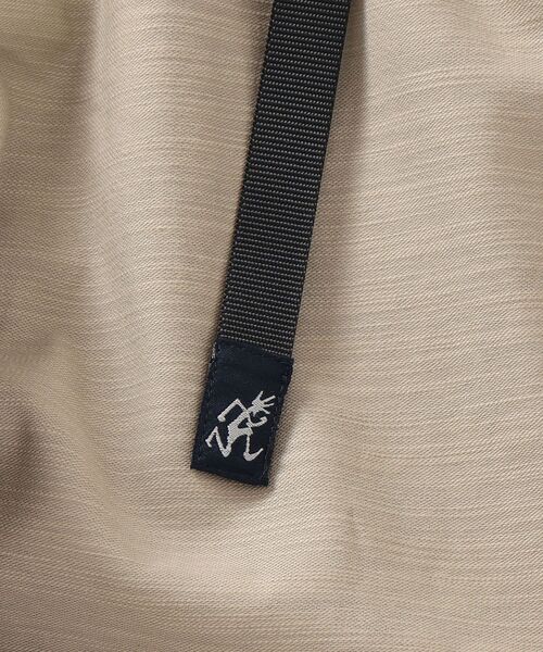 SHIPS（シップス）の「【WEB限定/SHIPS別注】GRAMICCI: ワイド テーパード バックサテン パンツ（その他パンツ・メンズ・ブラック/ベージュ/オリーブ・SMALL/MEDIUM/LARGE）」の20枚目の写真